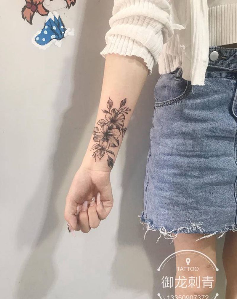 素花小英文字纹身图片_点刺新传统纹身图案