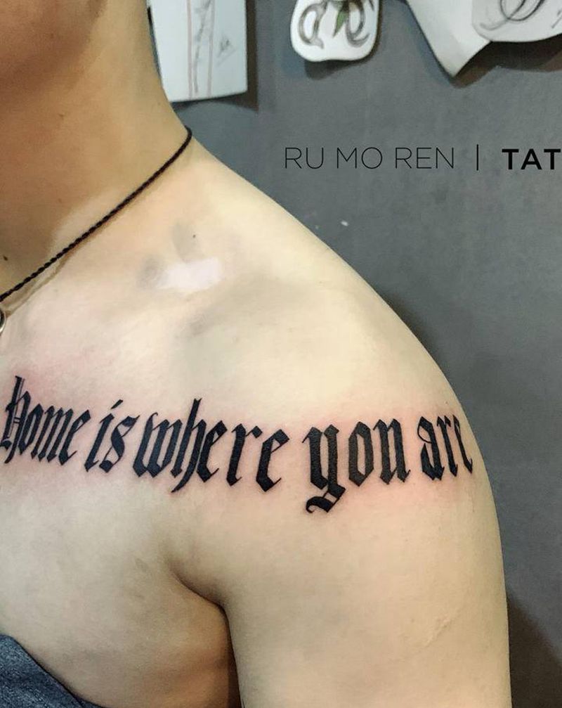 花体字纹身图片_胸部纹身图案