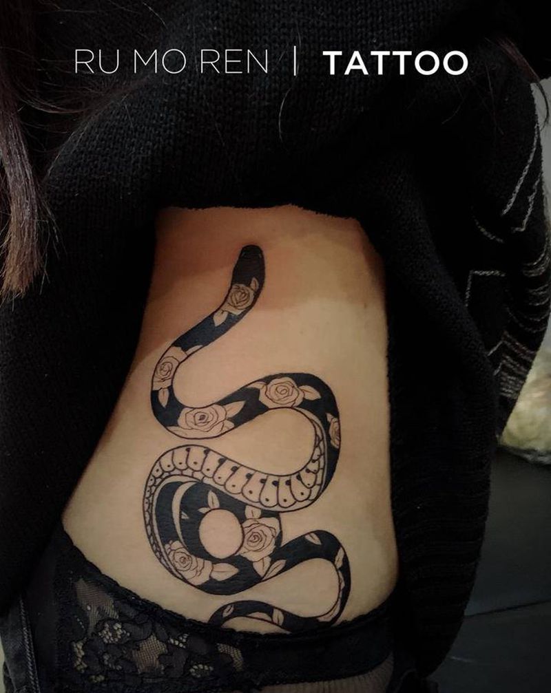 蛇纹身图片_腰部纹身图案