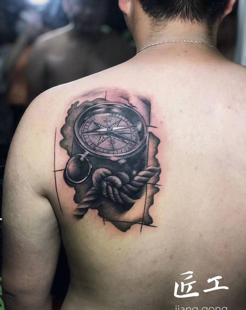 指南针纹身图片_背部欧美写实指南针纹身图案