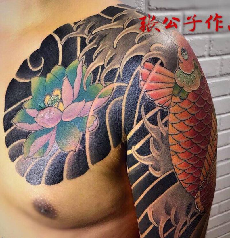 鲤鱼半胛纹身图片_手臂老传统纹身图案