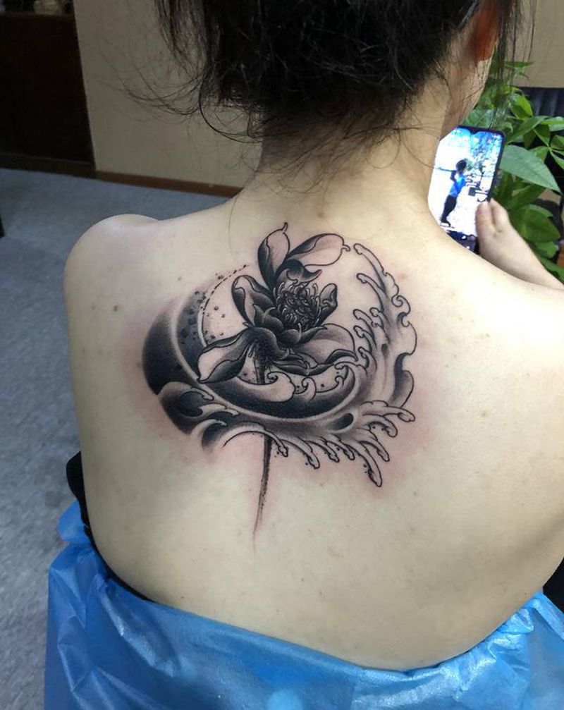 莲花纹身图片_背部新传统纹身图案