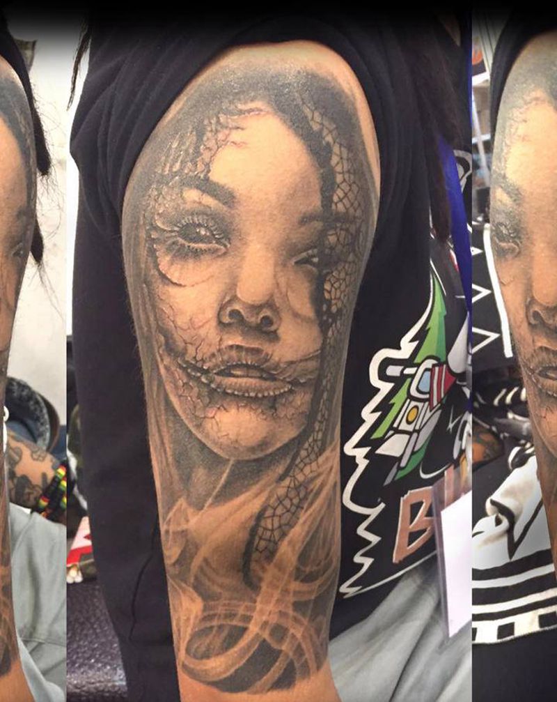 大臂黑灰肖像纹身图片_手部手臂欧美写实人物肖像黑灰写实纹身图案