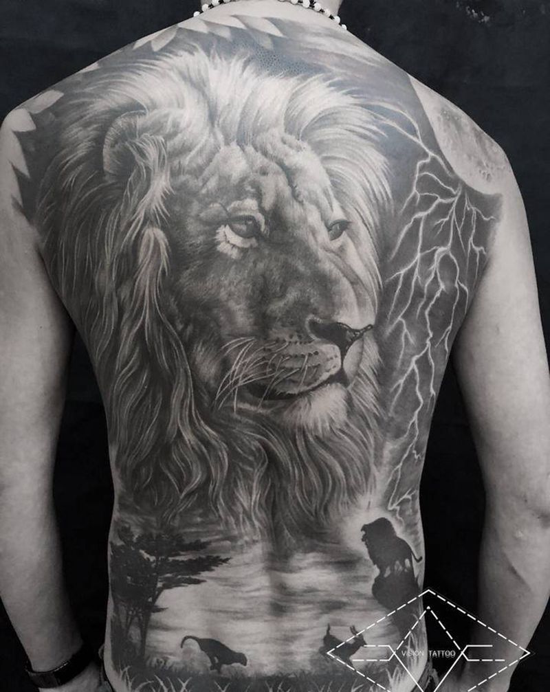 满背狮子纹身图片_背部欧美写实黑灰写实狮子纹身图案