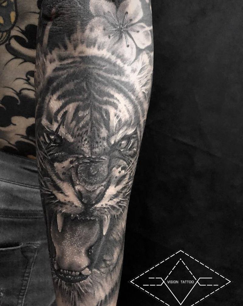小臂老虎纹身图片_手部手臂欧美写实老虎动物纹身图案