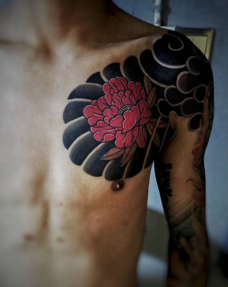 近期纹身图片_肩部背部纹身图案