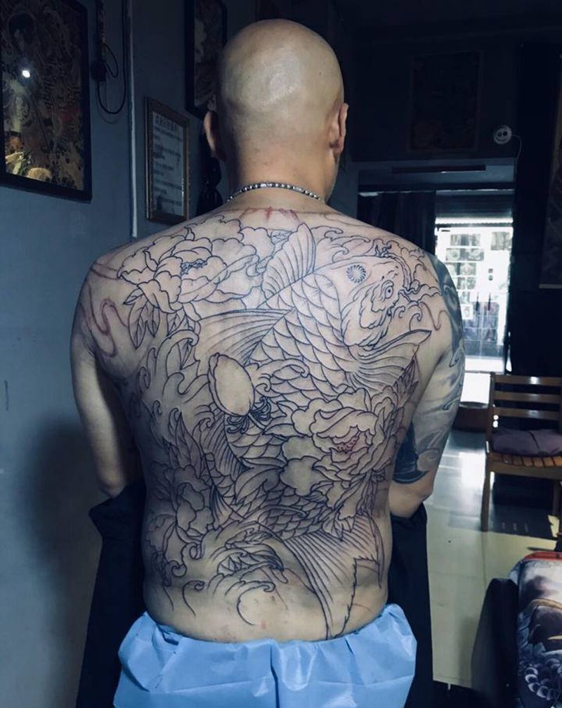 满背鱼纹身图片_新传统纹身图案