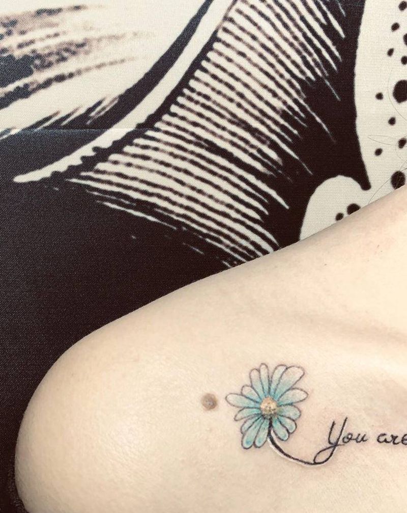 花字母纹身图片_胸部纹身图案