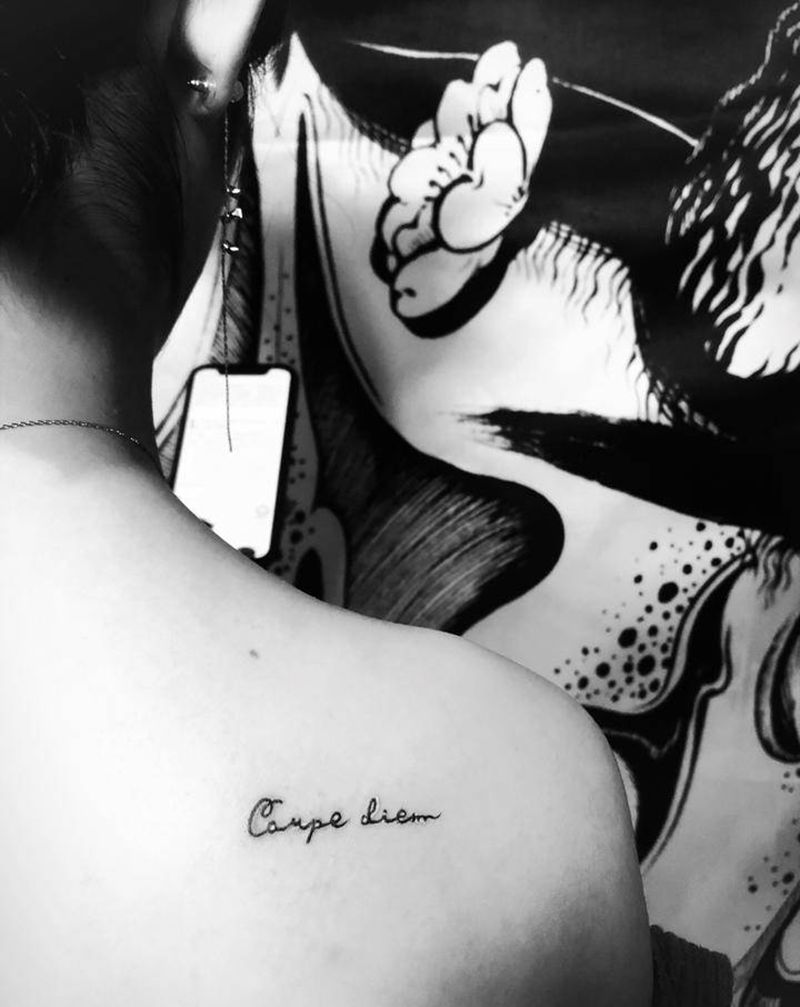 字母纹身图片_肩部花体字纹身图案