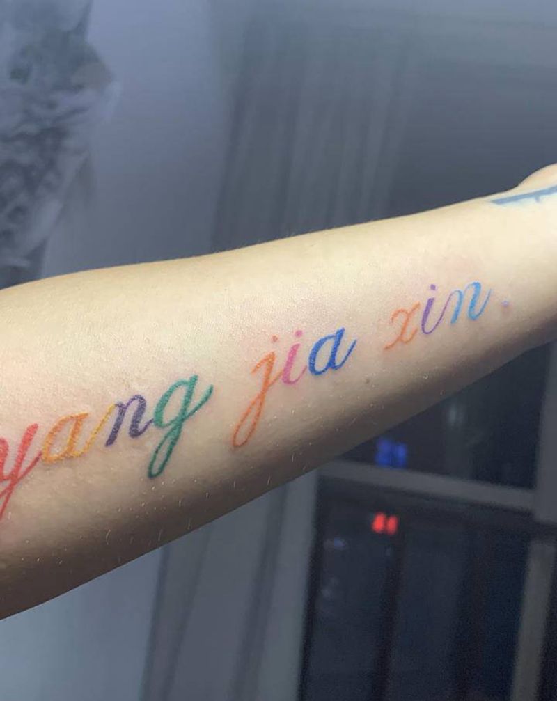 彩色字母纹身图片_臀部纹身图案