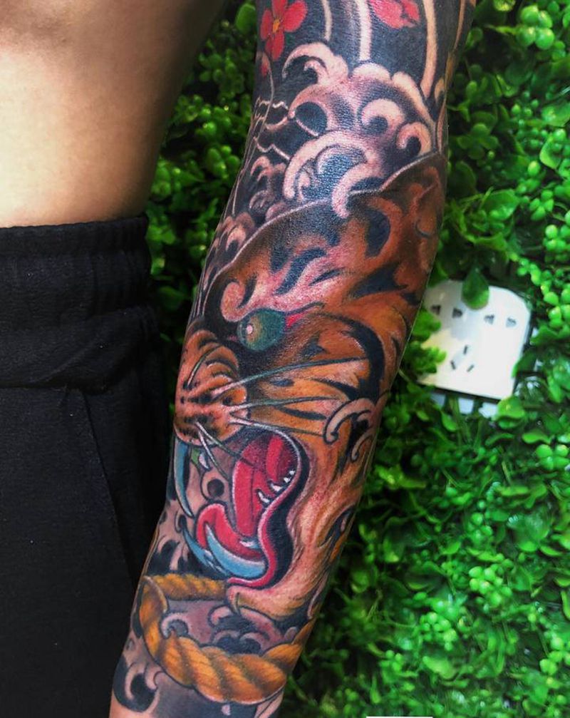 虎纹身图片_手臂新传统纹身图案