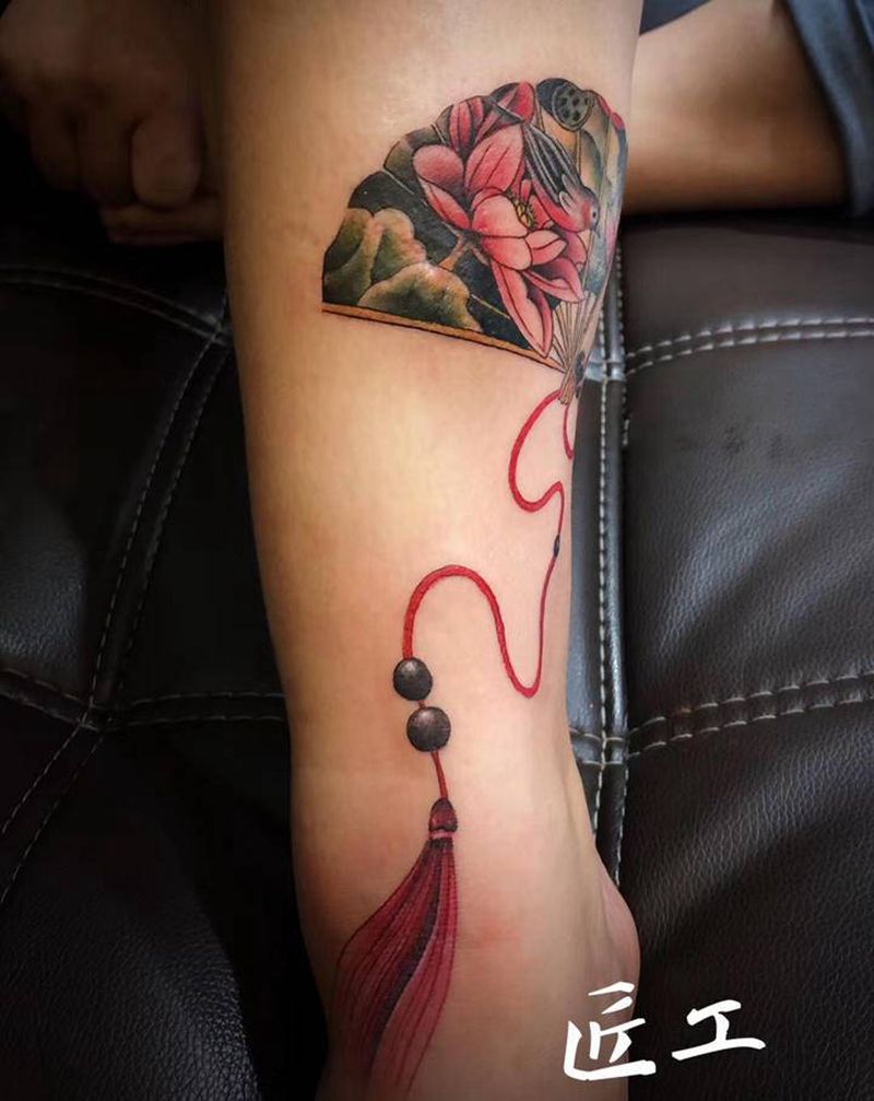 扇子纹身图片_腿部新传统纹身图案