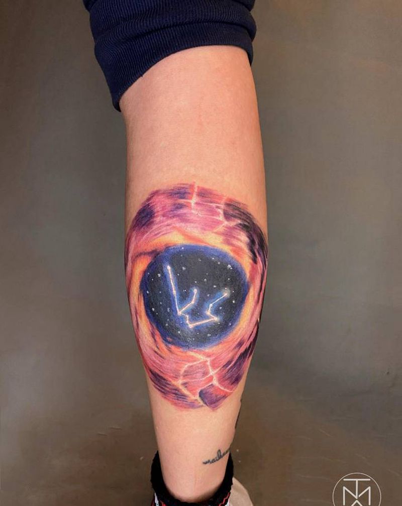 遮盖星空星座纹身图片_腿部欧美写实星空星座遮盖纹身图案