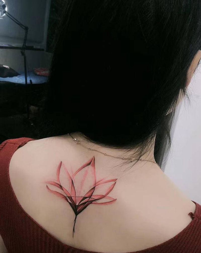 花纹身图片_肩部颈部水彩纹身图案