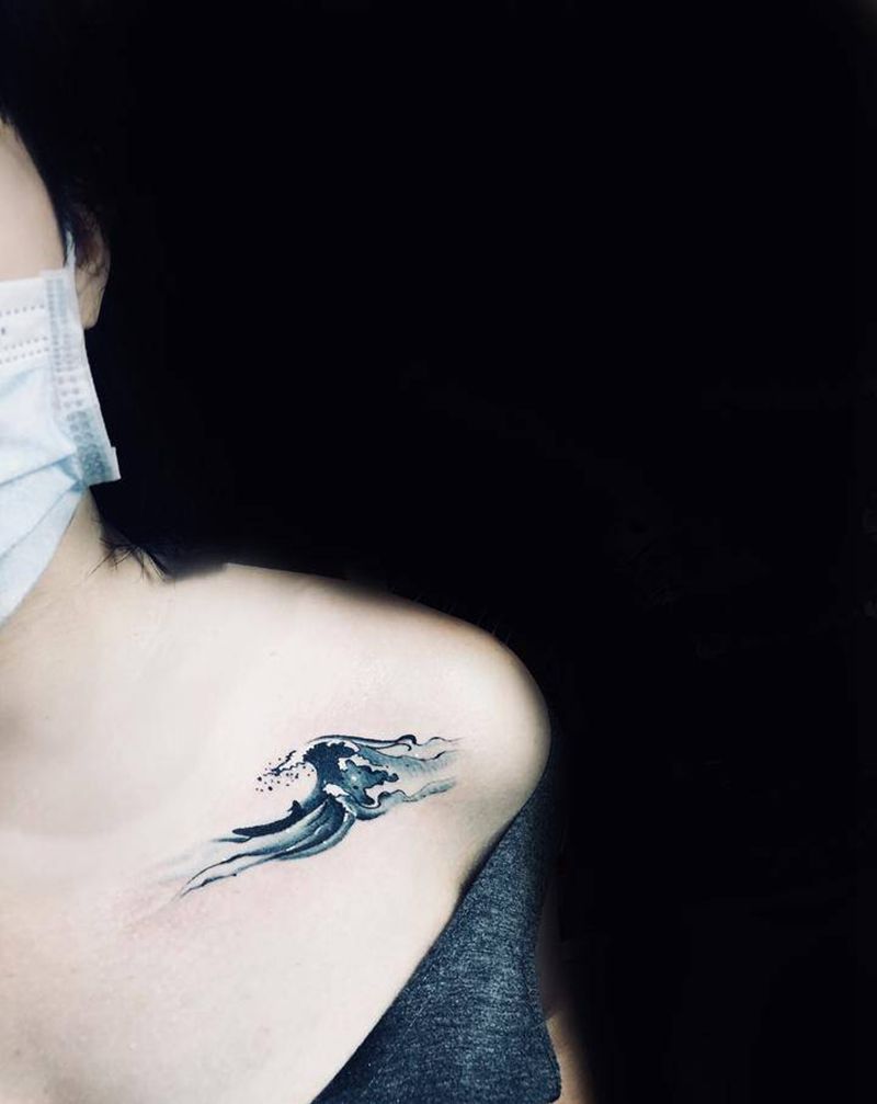 浪纹身图片_胸部水彩纹身图案