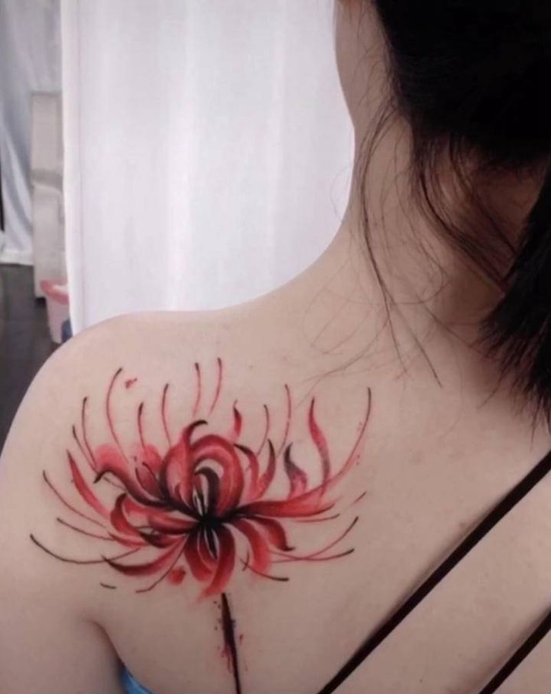 彼岸花纹身图片_背部新传统水墨纹身图案