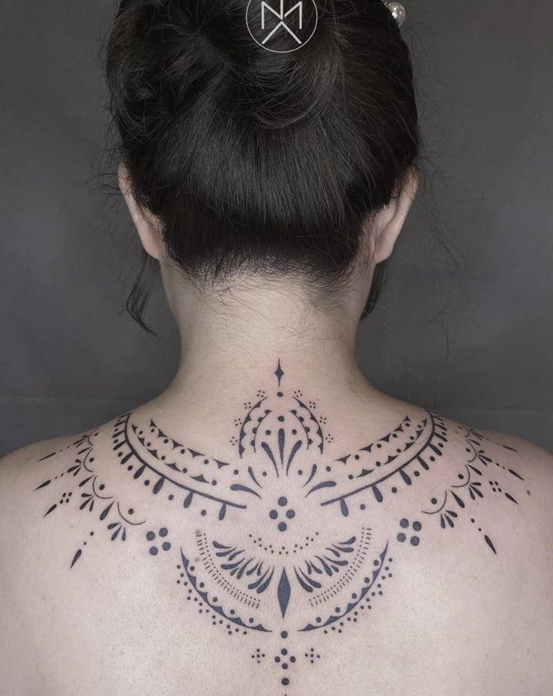 后颈图腾纹身图片_颈部背部图腾曼达拉女生纹身图案