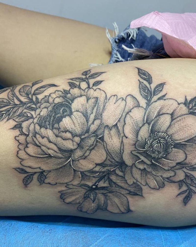 牡丹纹身图片_臀部点刺素花纹身图案