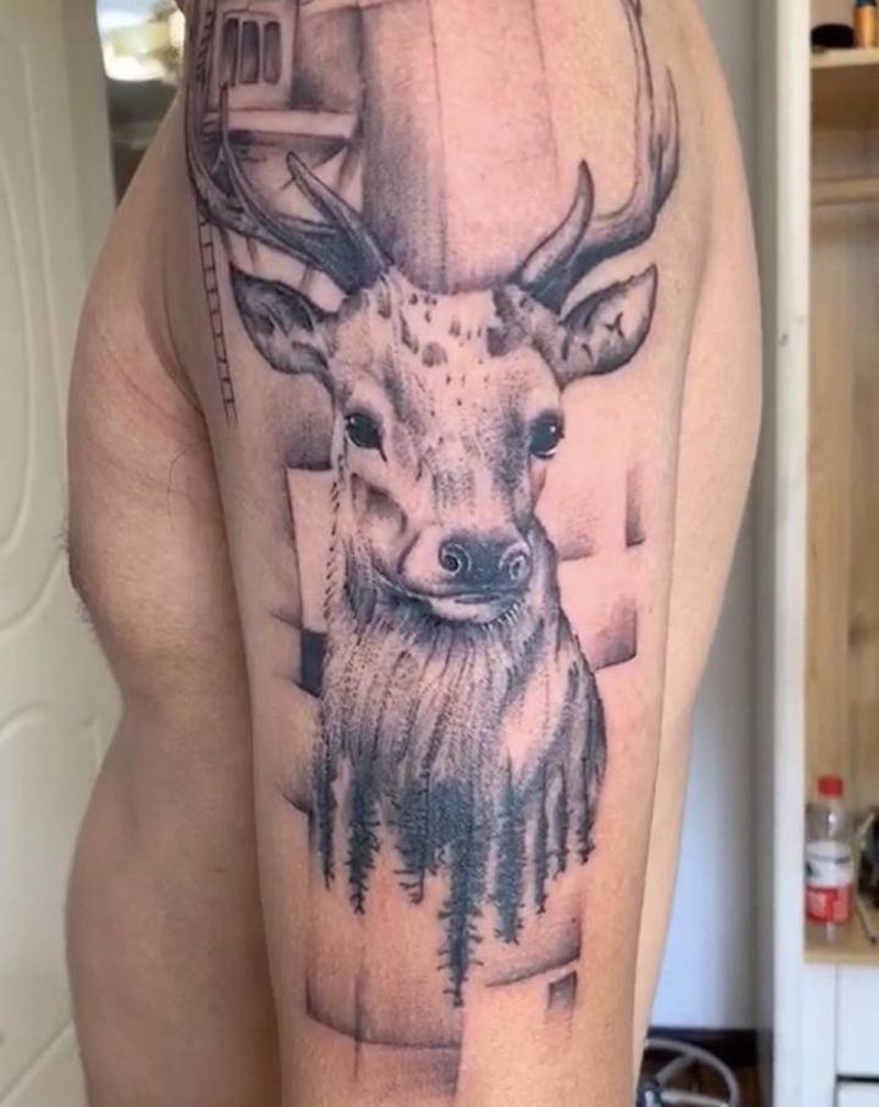 鹿纹身图片_手臂点刺纹身图案