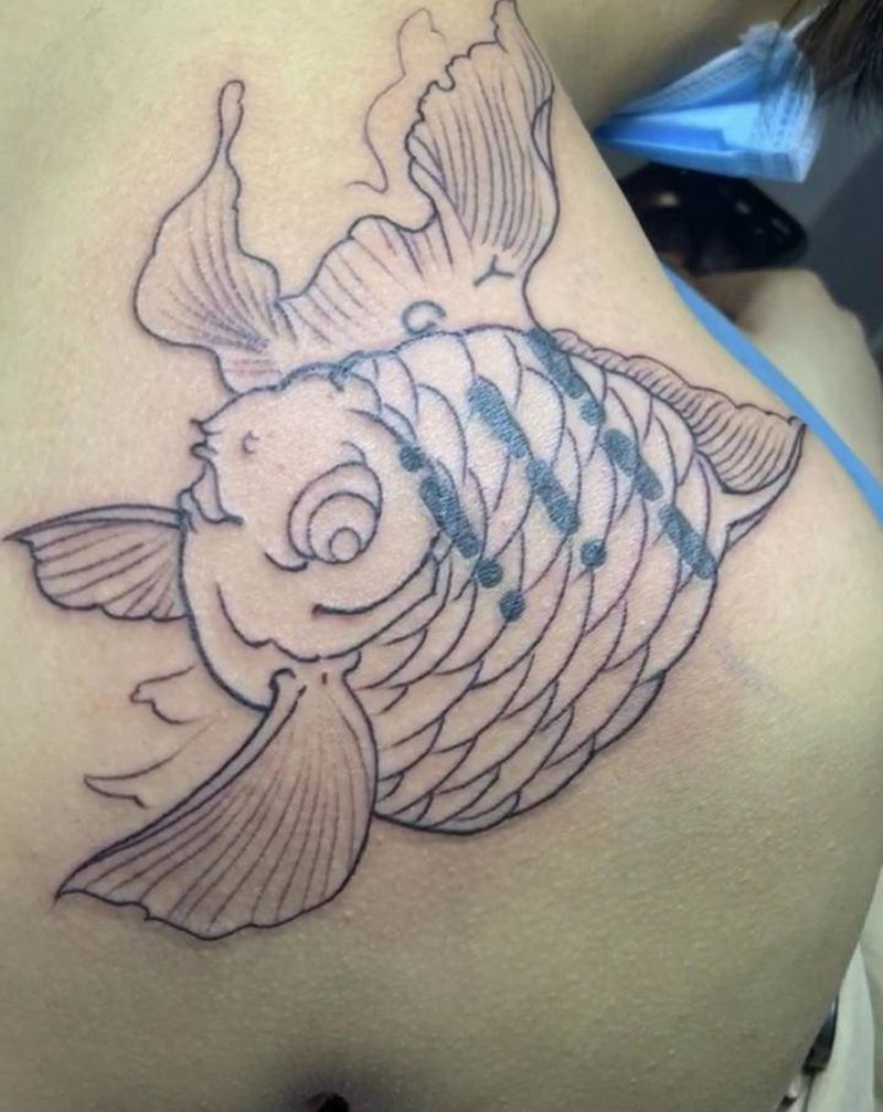金鱼纹身图片_背部新传统纹身图案