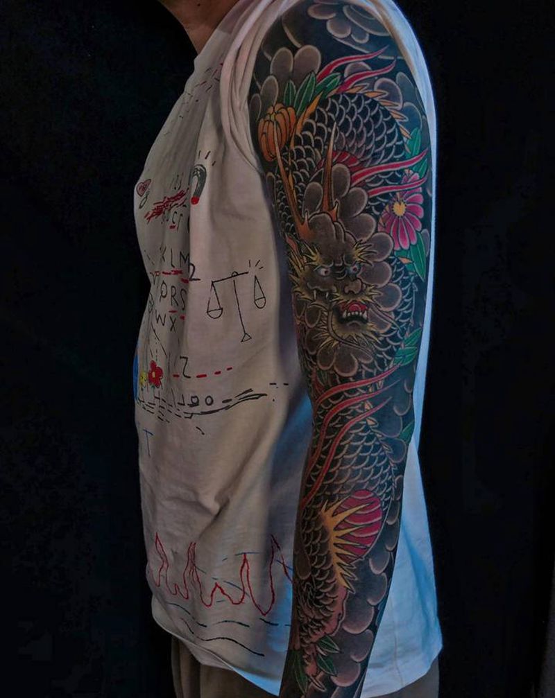 菊花龙纹身图片_手臂老传统纹身图案