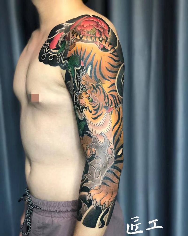 虎纹身图片_手臂老传统纹身图案