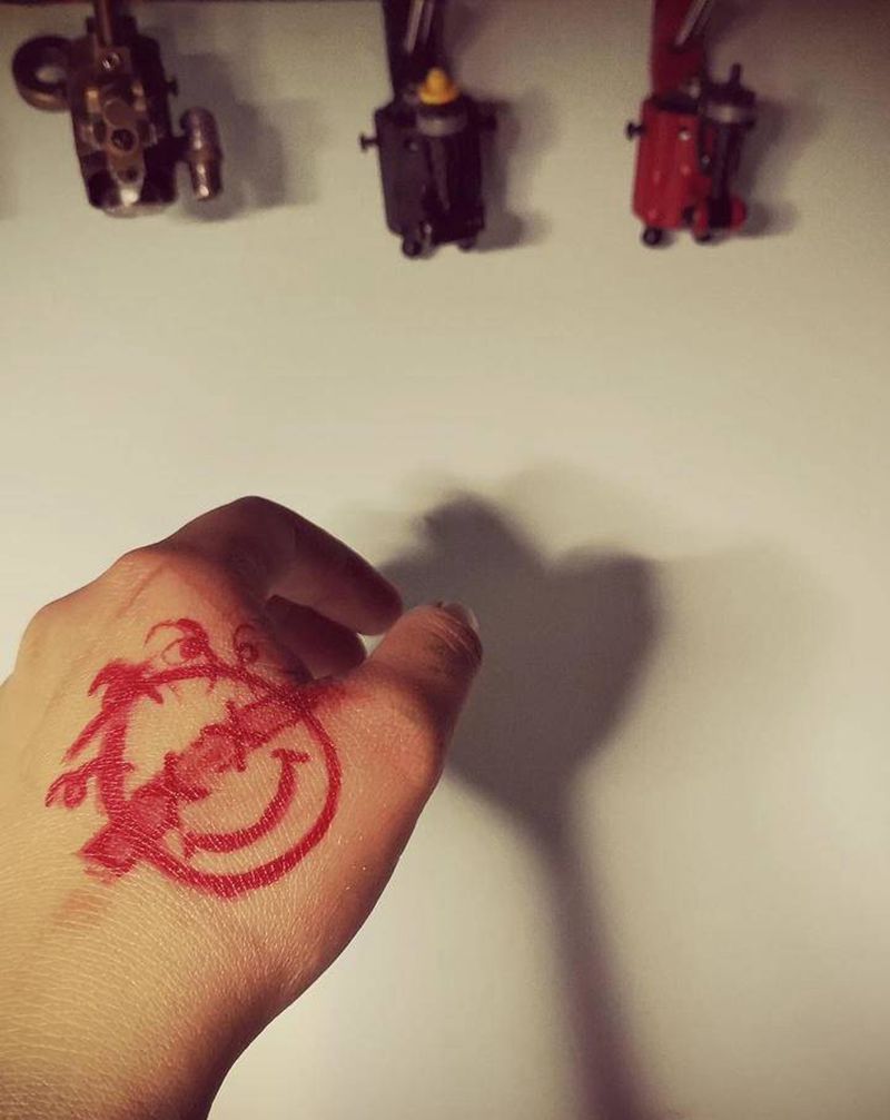 点刺笑脸纹身图片_点刺纹身图案