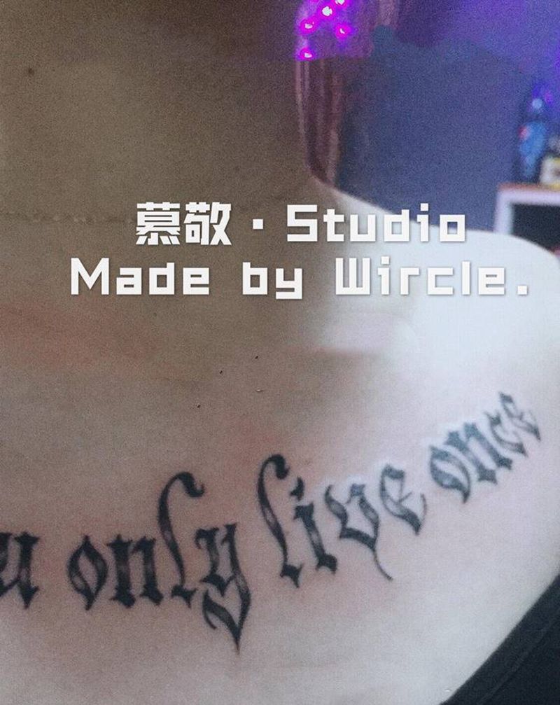 胸 / 手绘花体字纹身图片_胸部花体字纹身图案