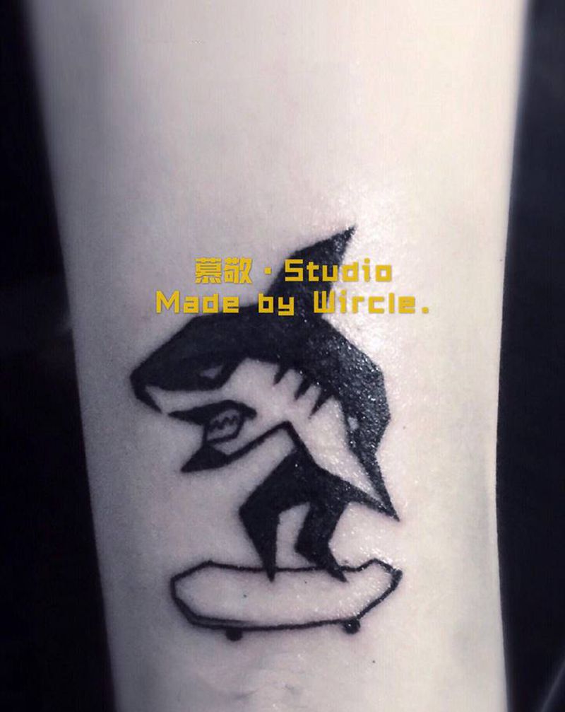 鲨鱼纹身图片_手臂纹身图案