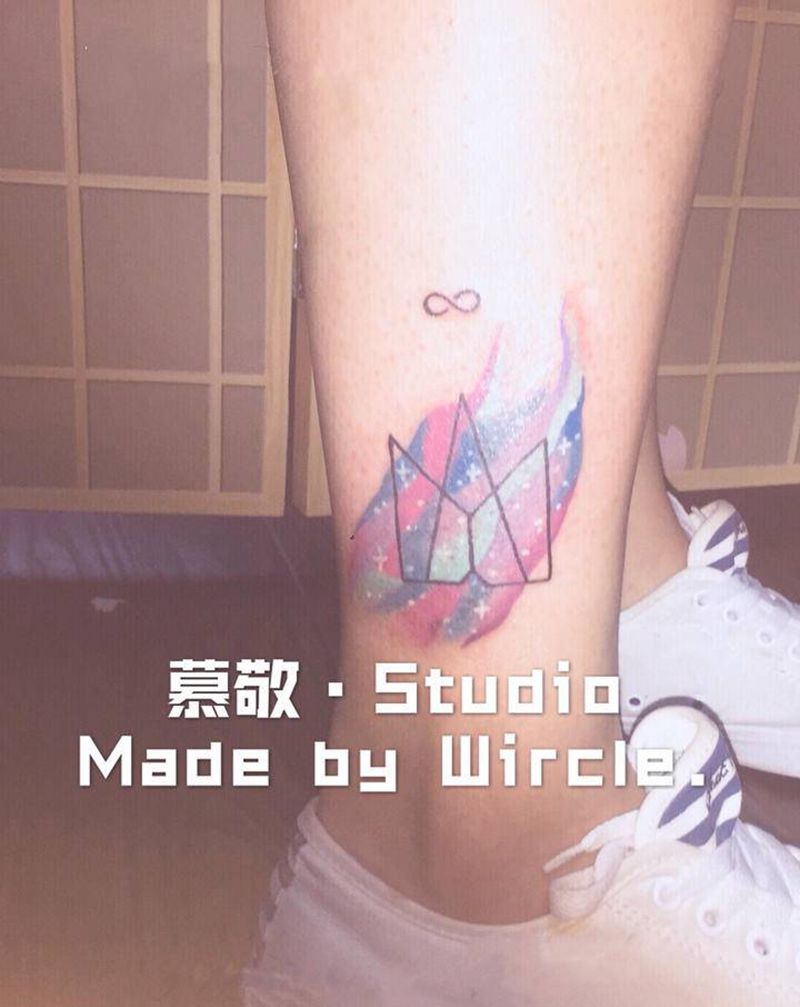 五月天纹身图片_腿部水彩纹身图案