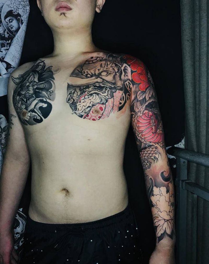 花臂到半胛纹身图片_手臂胸部纹身图案