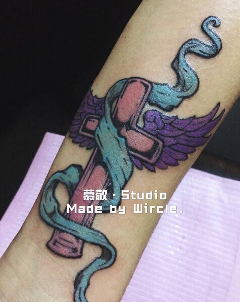 粉色 / 十字架纹身图片_手臂New School纹身图案