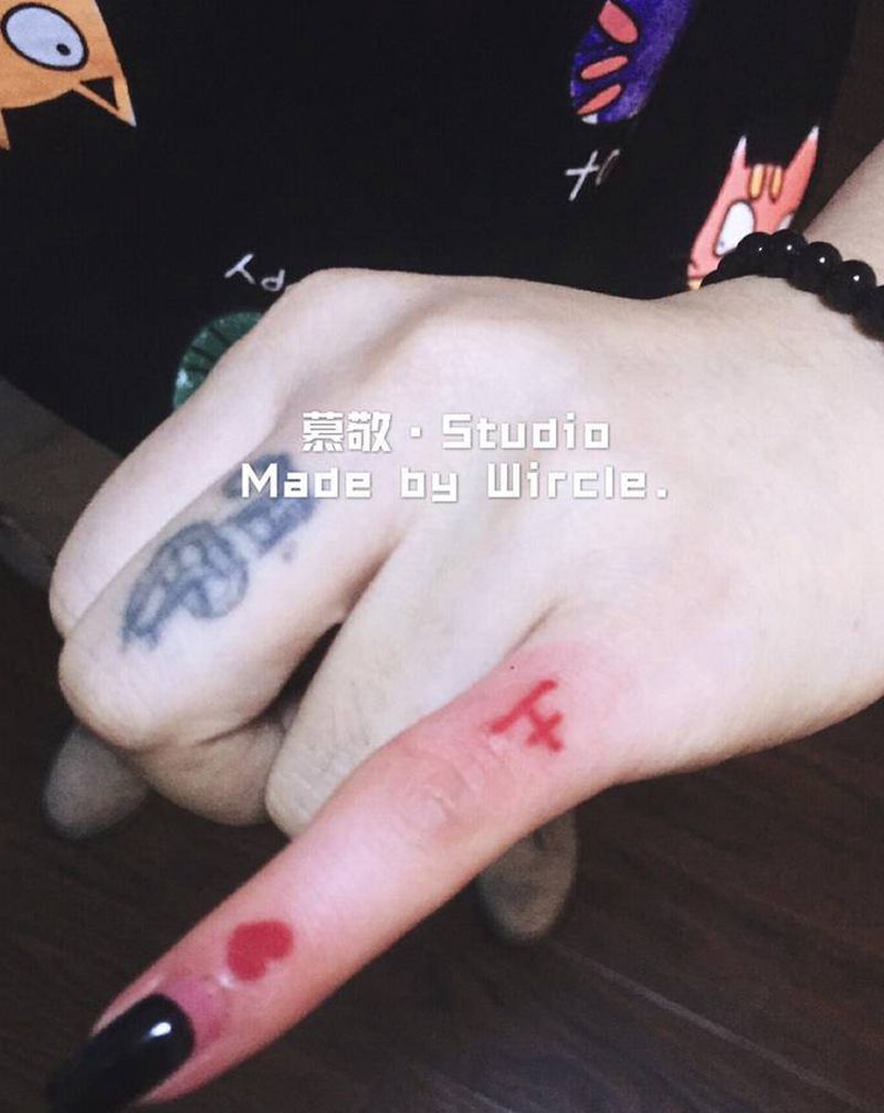 淘气纹身图片_手部纹身图案