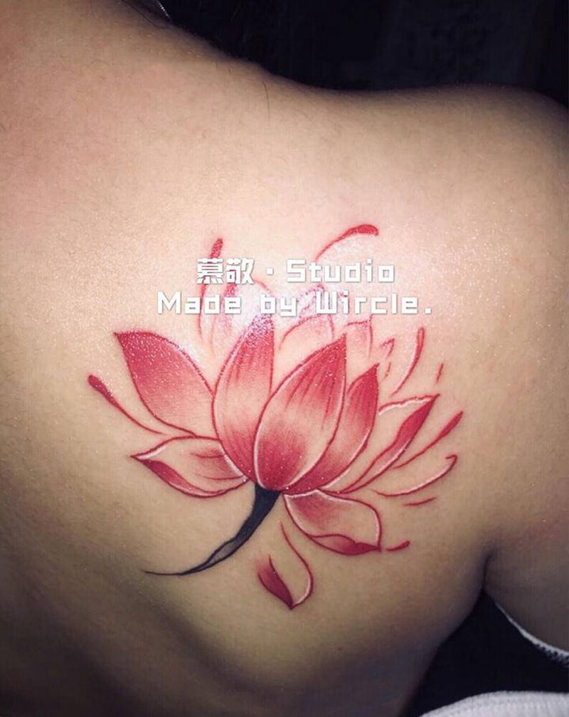 荷纹身图片_背部纹身图案