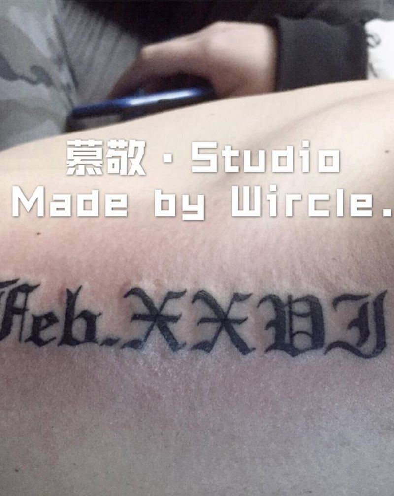 小字纹身图片_肩部纹身图案