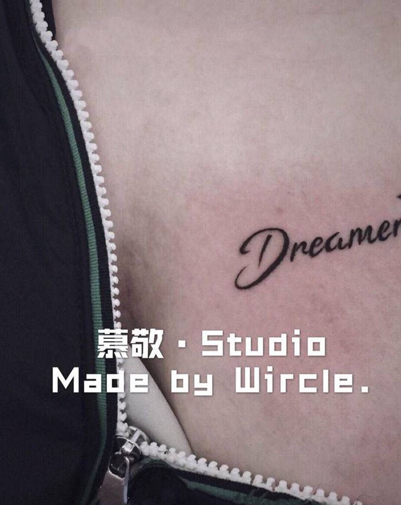 性感小字纹身图片_胸部纹身图案