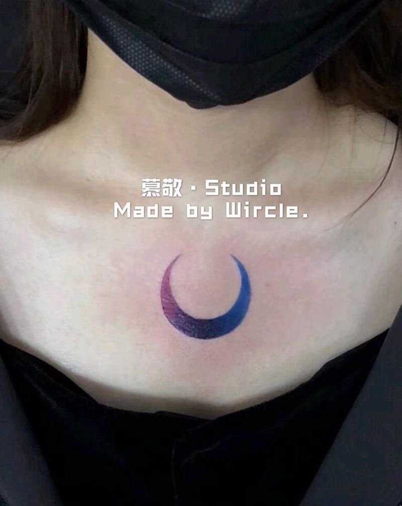 月亮纹身图片_胸部纹身图案