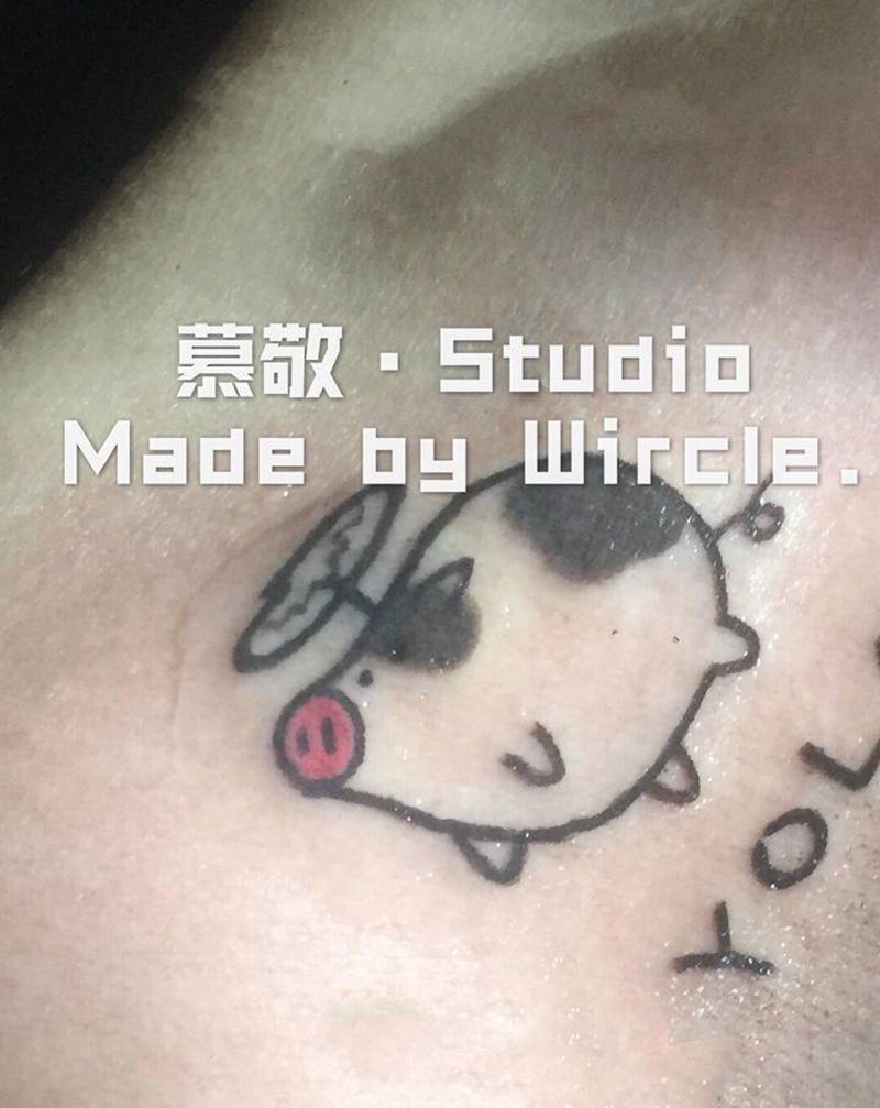 猪头➕YOLO纹身图片_肩部纹身图案