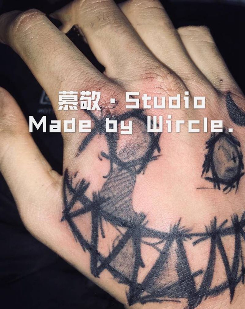 手背 笑脸纹身图片_手部纹身图案