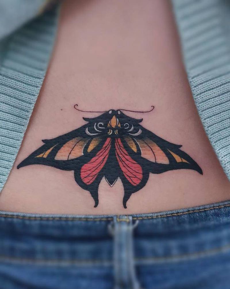 飞蛾扑火纹身图片_背部New School蛾纹身图案