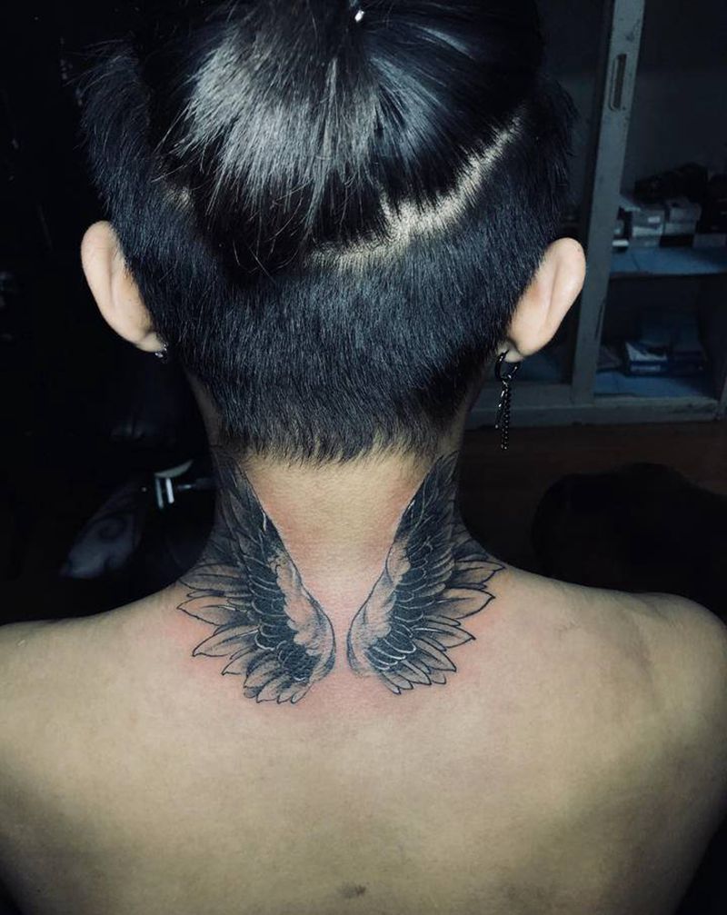 翅膀纹身图片_颈部纹身图案