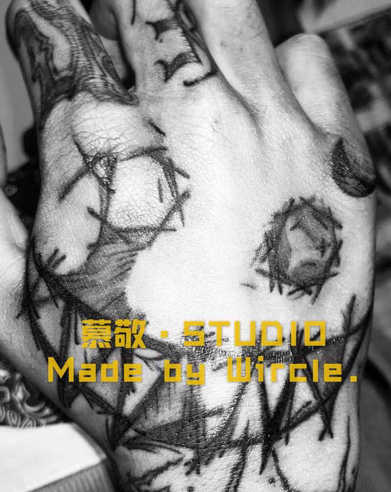 手背 / 笑脸纹身图片_手部纹身图案