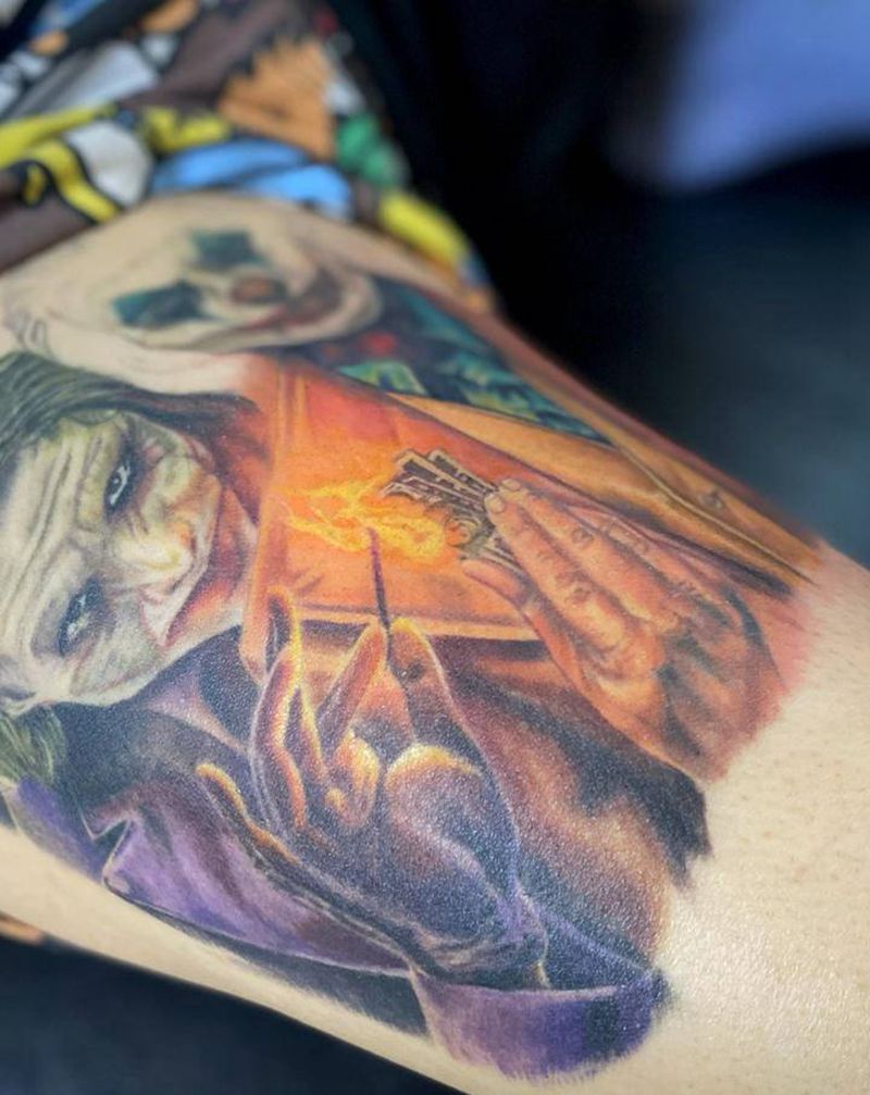 小丑纹身图片_腿部脚部欧美写实小丑彩色写实纹身图案