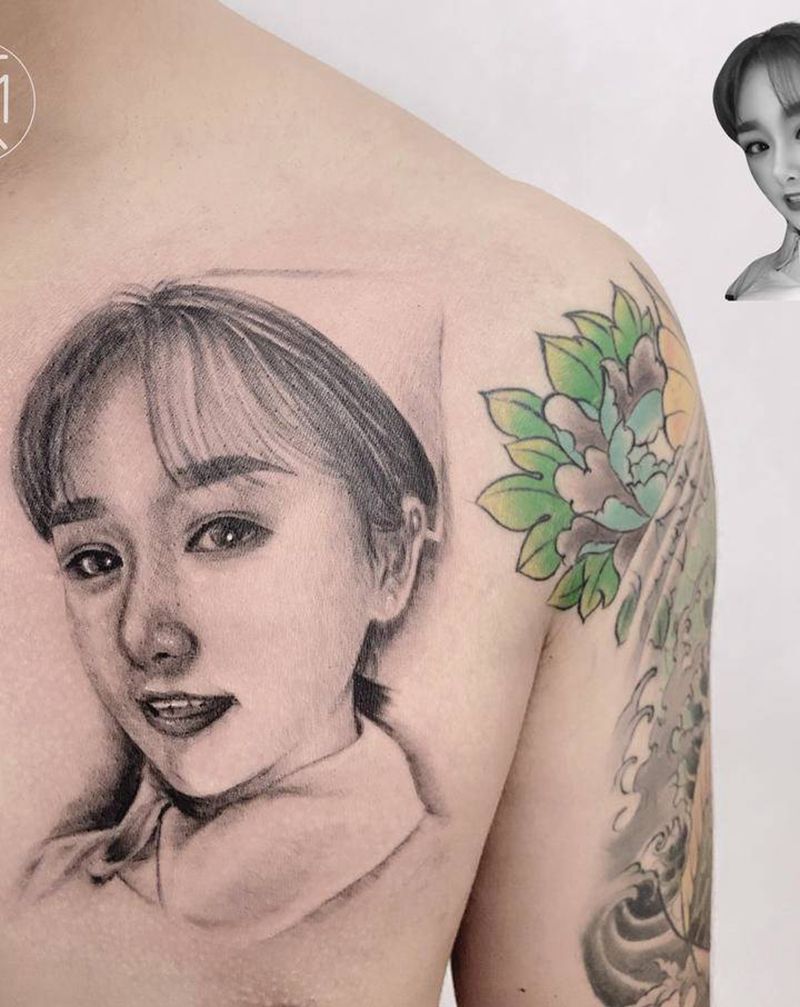 人物肖像纹身图片_胸部手臂欧美写实人物肖像女朋友纹身图案
