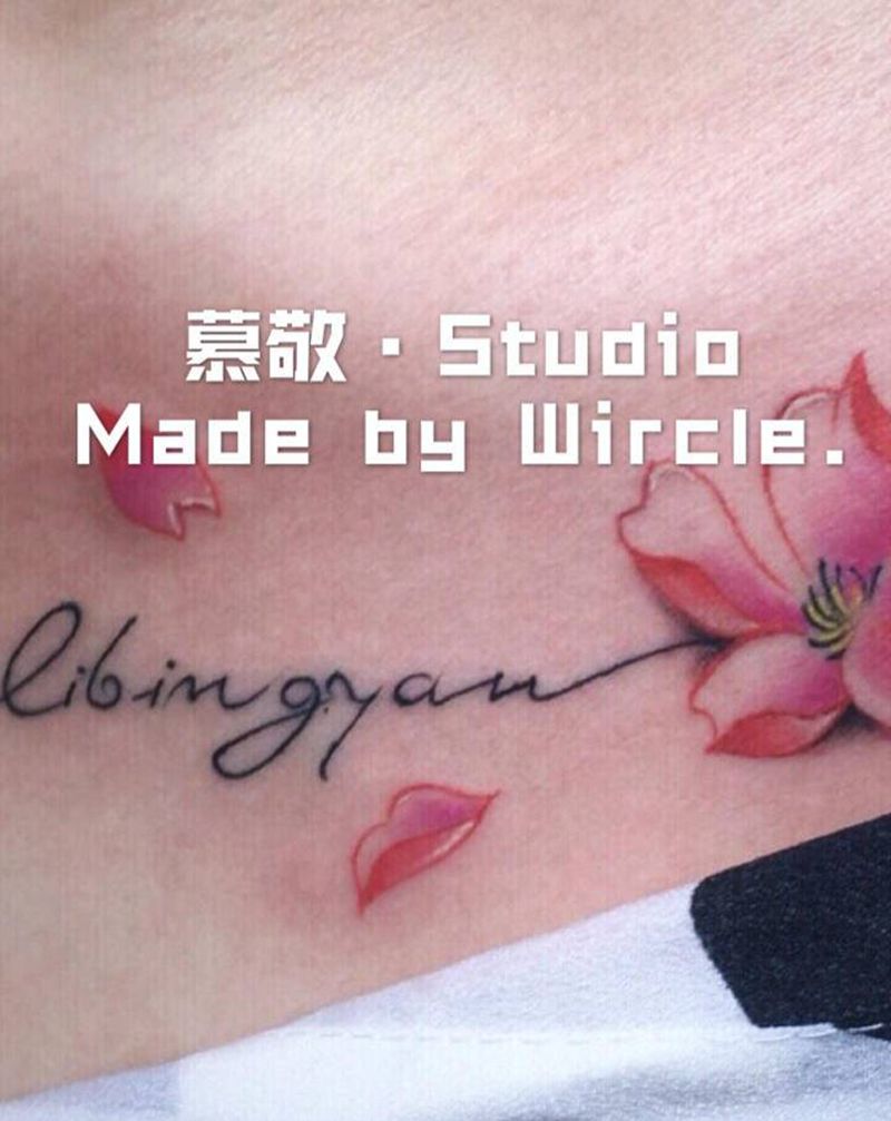 字➕花纹身图片_肩部纹身图案