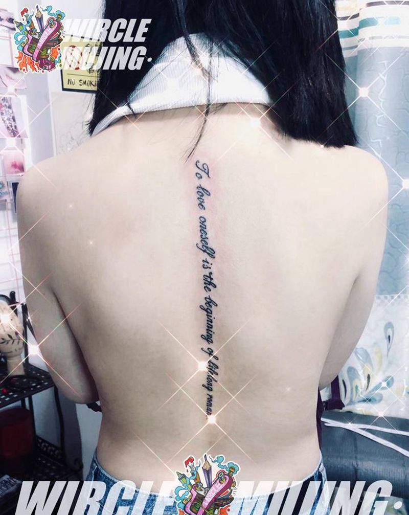 脊柱 / 字纹身图片_背部小字纹身图案