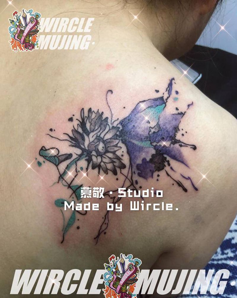 蝴蝶➕雏菊纹身图片_背部水彩纹身图案