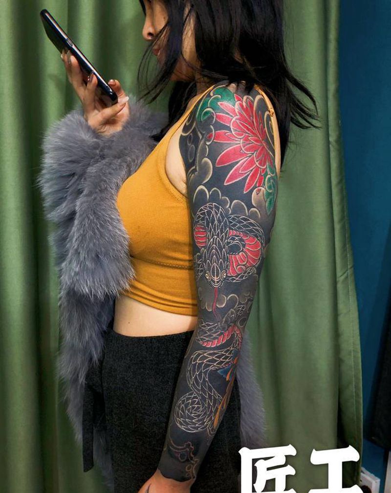 花与蛇纹身图片_手臂老传统纹身图案