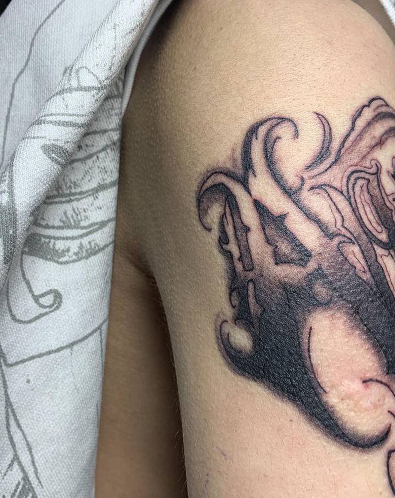 天使纹身图片_肩部花体字纹身图案