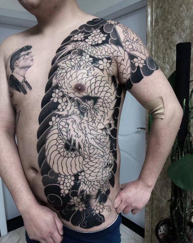 开衫龙纹身图片_腹部胸部老传统纹身图案